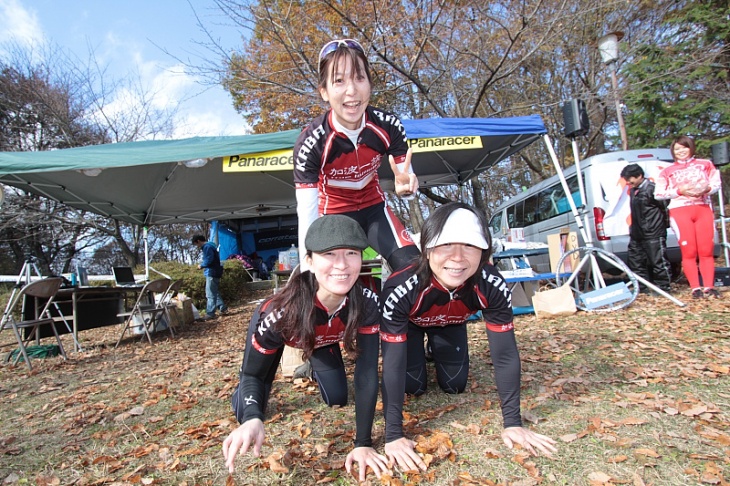 関東クロス女子L2クラスの表彰台を独占した加波一族自転車部の組み体操記念写真!