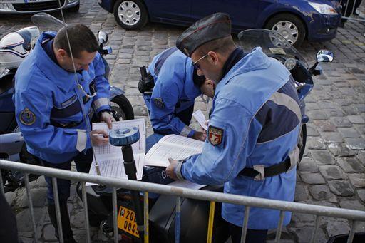 コースの警備にあたる警官たち