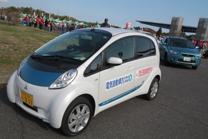 三菱自動車製のエコカーが先導を務めた
