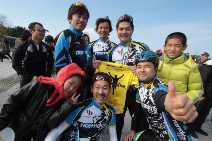 インターミディエイトAに優勝の小松晃さん（ノスモーキンス）を囲んで