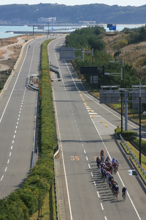 広々とした2車線の海岸通りを走る