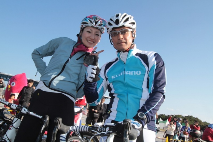 俳優の渡辺裕之さん、モデルの美崎 悠さんがサイクルマラソンを走る