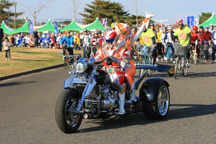 3輪オートバイに乗ったイバライガーRがサイクルマラソンを先導