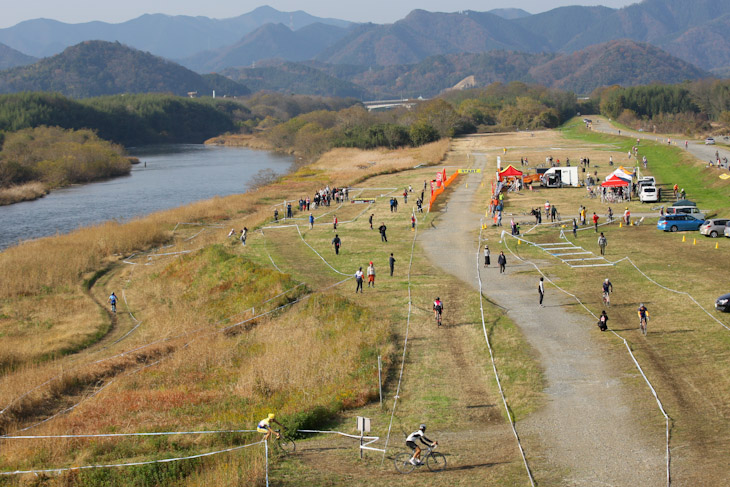 福知山市のフラットな由良川河川敷が舞台