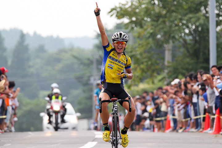 インカレロード2010優勝の内間康平。2位は西薗良太（東京大学）