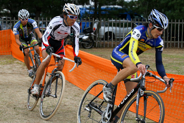 エリート男子 竹之内悠(Team Eurasia Museeuw Bikes)が追いつき、先頭は3名に