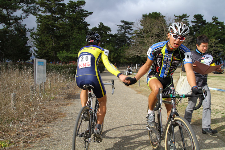 エリート男子 劇的な2位争いを演じた丸山厚(MASSA-FOCUS-OUTDOORPRODUCTS)と竹之内悠(Team Eurasia Museeuw Bikes)