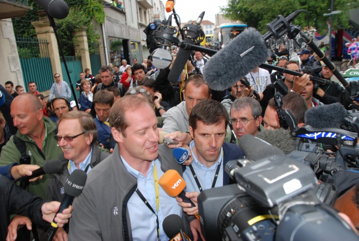 2008年、リッコのドーピング騒動でメディアに囲まれるプリュドム氏。レースの頂点であるツールの長として毅然と対応した