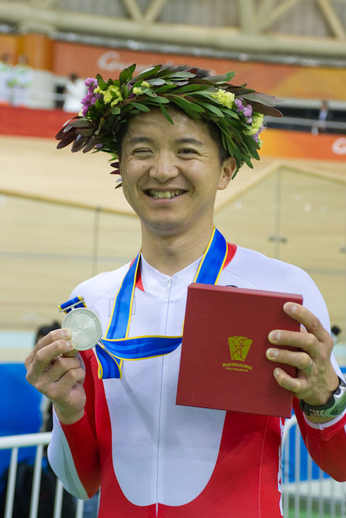 4km個人追抜［男子C4-5］の銀メダルを手に笑顔の石井雅史