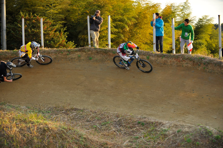 BMXレーサーの高山カズシゲ(AST)が圧倒的な逃げで独走優勝