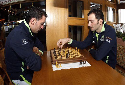 チームキャンプでチェスに興じるヴィンチェンツォ・ニーバリ（イタリア）とイヴァン・バッソ（イタリア）