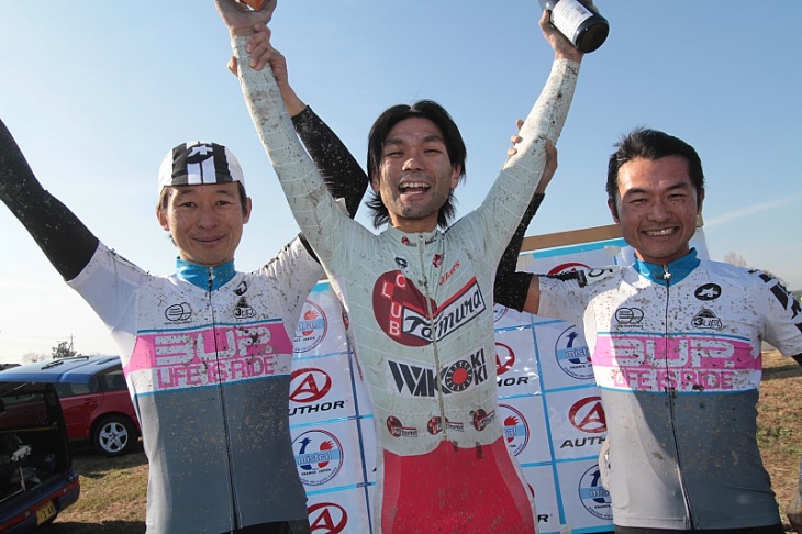 優勝池本 真也(和光機器タムラクラブ) 、2位合田 正之 、3位三上 和志。サイクルクラブ3UPはツー・スリー獲得