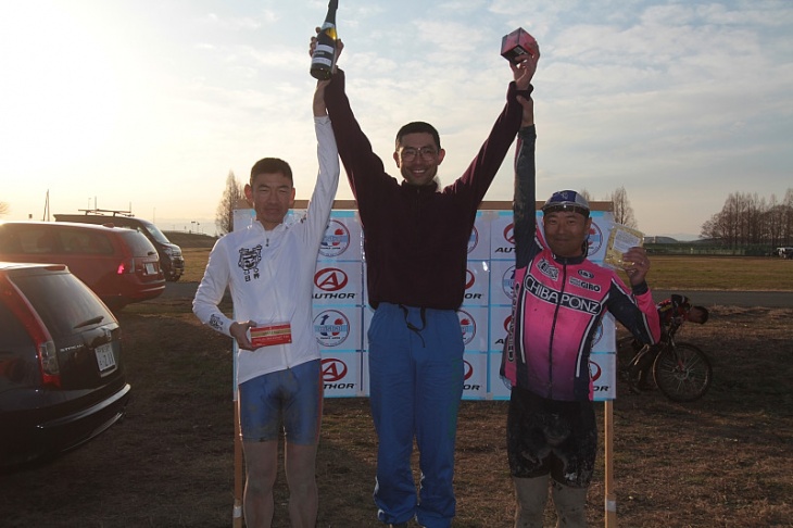 マスターズ優勝 山下 永(埼玉県人)、2位 富田 道夫( 臼杵レーシング) 3位綾野 真 チバポンズ・シクロワイアード