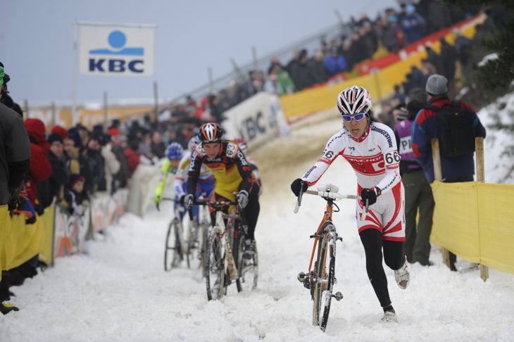 一面雪に覆われたコースを走る辻浦圭一（チームブリヂストン・アンカー）