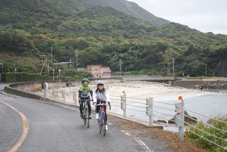 スタートからちょうど半分、50km地点の中間地区の海岸線を走る