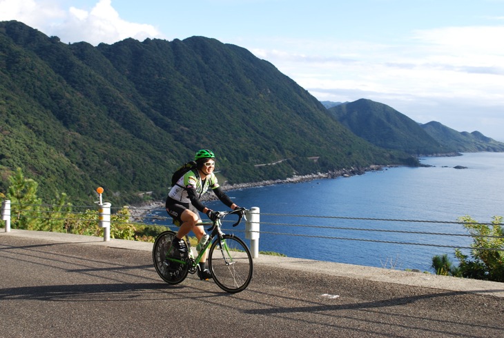 スタートから62ｋｍ地点。西部林道前で屋久島の海岸線を望むポイント