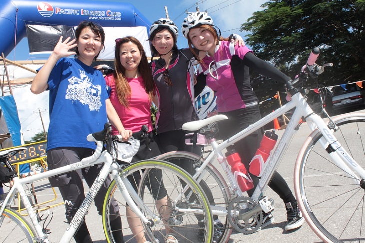 社員旅行でリレー部門に出場した4人の日本人女性グループ　満足の笑顔