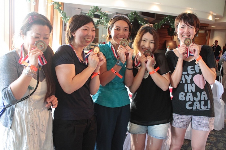 クォッド女子優勝のメダルを受け取って感激の4人とソロ2位の加藤奈穂子さん