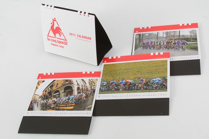 世界のロードレース風景をフォトグラファー綾野 真の写真で綴る、ルコックスポルティフ ロードレース卓上カレンダーには、世界主要レースのスケジュールも記載されている