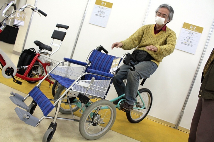 車椅子の人を補助する自転車
