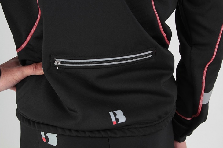Pure Winter Jacketはシッパー式の大型1ポケットを装備して、携行品を取り出しやすい仕様