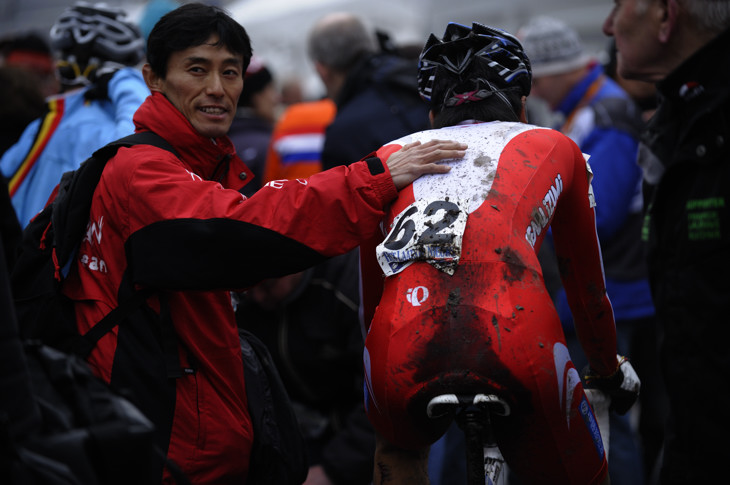レースを終えた沢田時(ENDLESS/ProRide)を澤田雄一監督が迎える