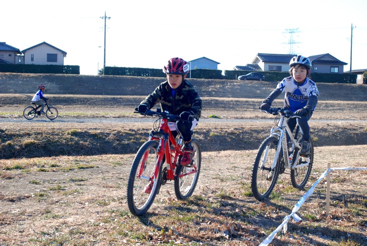 エンジョイライドの部（U10+カデット）の参加キッズたちの懸命のペダリング！