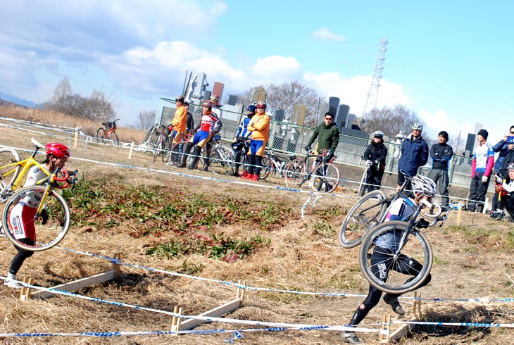 3周目　階段セクションで競る合田正之（cycleclub 3UP）と池本真也（和光機器・タムラクラブ）