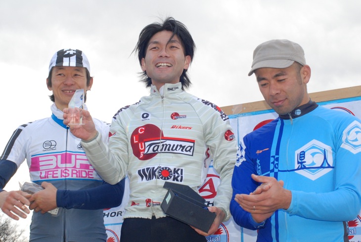 年間ランキングトップの池本真也(和光機器・タムラクラブ)にチャンピオンの証クリスタルが贈られた