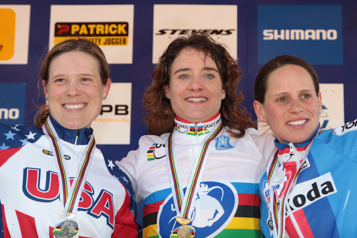 表彰台、左から2位キャサリン・コンプトン（アメリカ）、優勝マリアンヌ・フォス（オランダ）、3位カテリーナ・ナッシュ（チェコ）