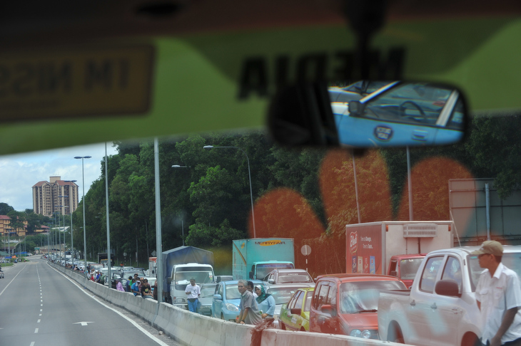 対向車線の人たちは車から出て来て完全に観戦モード