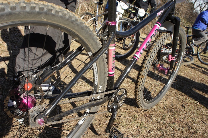 ハローのSSバイクはブラックとピンクでポップに決めている