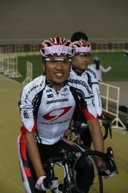 校長のチーム・ブリヂストン・アンカーの狩野選手。ネームは「ロドリゲス校長」!