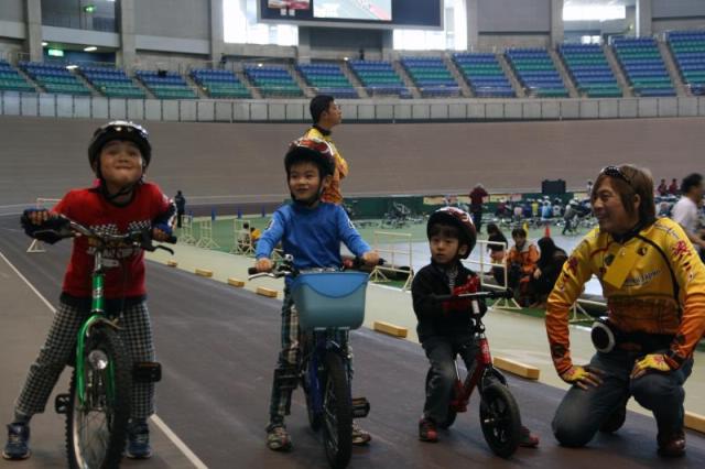 ウィーラースクール開催を通じて子供たちにスポーツ自転車の乗り方を教えるブラッキー中島さん