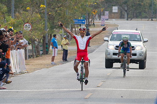アジア選手権エリート男子 2人でのゴールスプリントを制した新城幸也(ユーロップカー)が両手を広げる