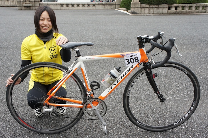 彼女によく似合うオレンジのフレームは、借りモノのアンカーRA3。そろそろ自分の自転車を購入予定