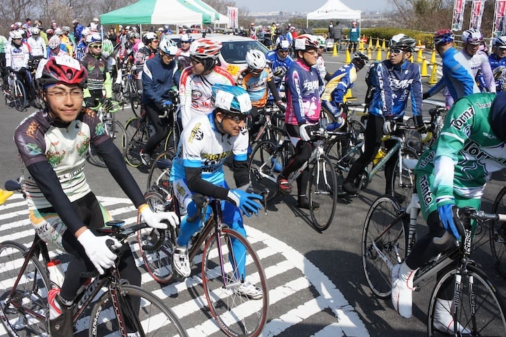 4時間エンデューロには定員いっぱいの100チームが参加。3つのグループに分かれてスタートを待つ