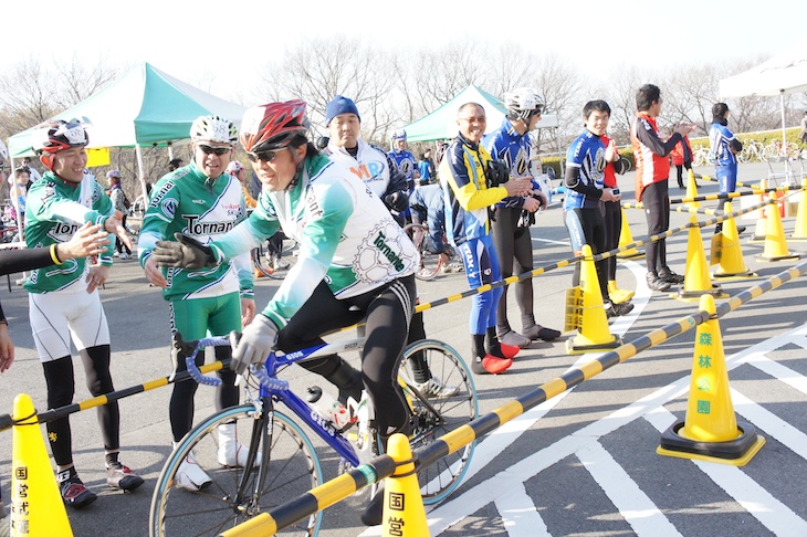 一緒に走った仲間たちと健闘を称え合う