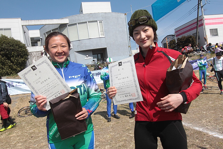 優勝の吉田千春子(右)と2位の菅澤隆美(W.V.OTA)