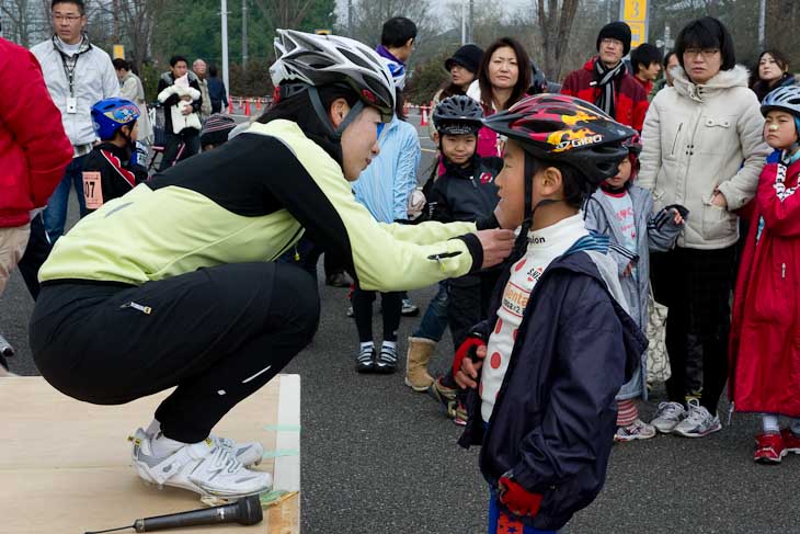 ヘルメットのかぶりかたから説明