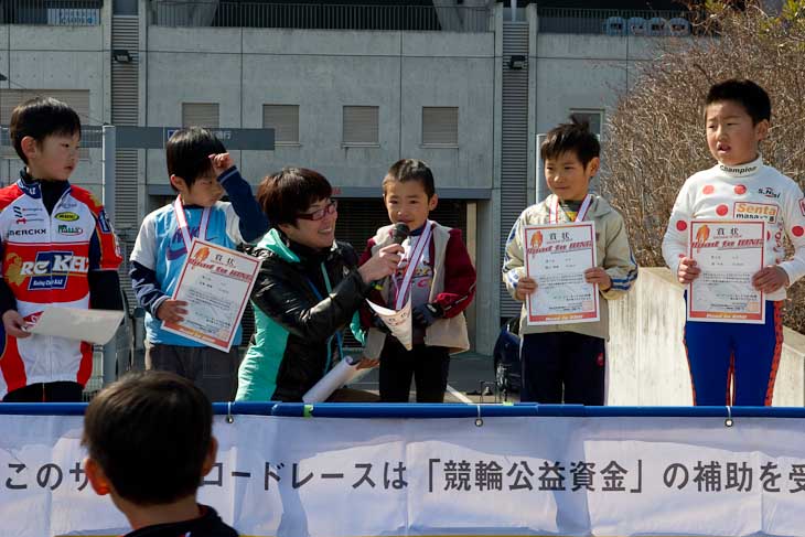 　U-6表彰。高梨颯樹くんの優勝者インタビュー「優勝すると思って走りましたか？」「うん…」とこっくり。