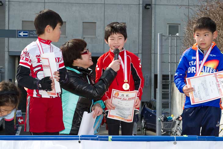 U-8表彰。優勝者インタビュー「自転車選手になる気はありますか？」「ありますよたっぷり！」当然のように断言、会場をわかせた渡辺耶斗くん