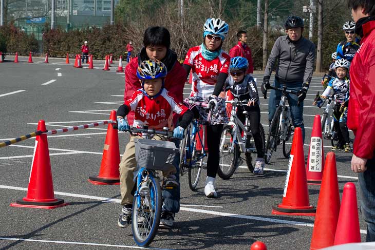 親子TT。親子それぞれ１周、親子の合計タイムで順位を競う。 子どものスタートをうしろで見守るお父さん