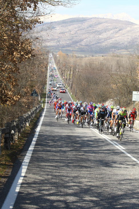 山岳地帯を抜けてキエーティに向かうプロトン