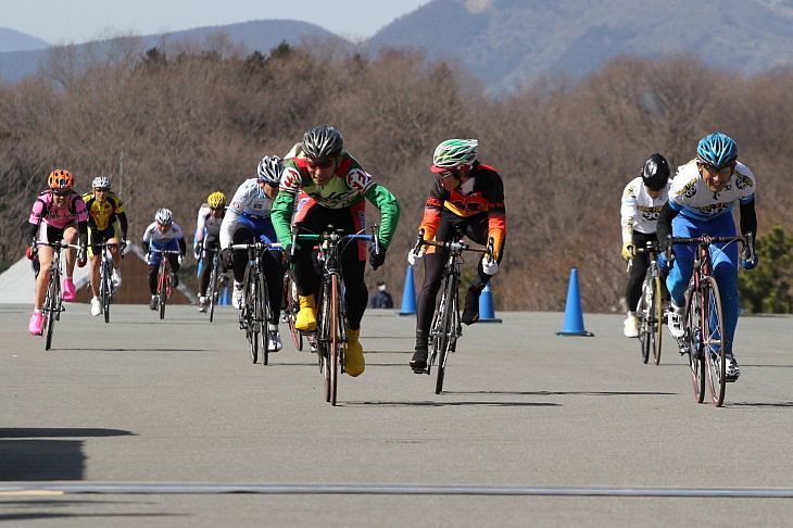 ゴールスプリントを制したのはパインヒルズ&#039;90の小野忠選手（右端）