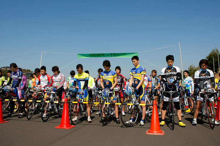 A-E スタート前に黙祷をささげる