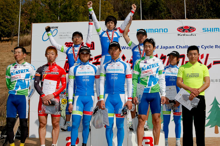 A-E シマノ勢6人らコンチネンタルチームに加え池部壮太（右端、津末サイクルスポーツクラブ）が入賞