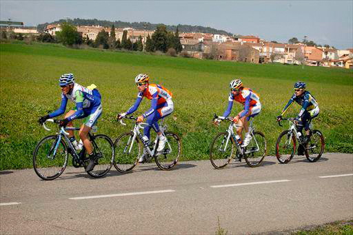 カタルーニャ地方の田園風景の中を走る選手たち