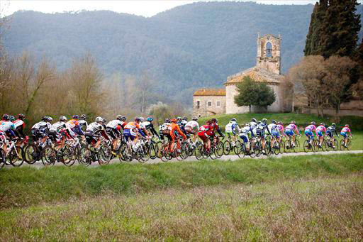 カタルーニャ地方の田園風景の中を走る選手たち