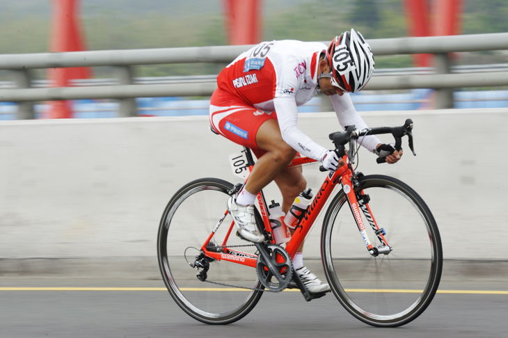 90kmを逃げ切ってステージ優勝を挙げた福島晋一(日本ナショナルチーム)